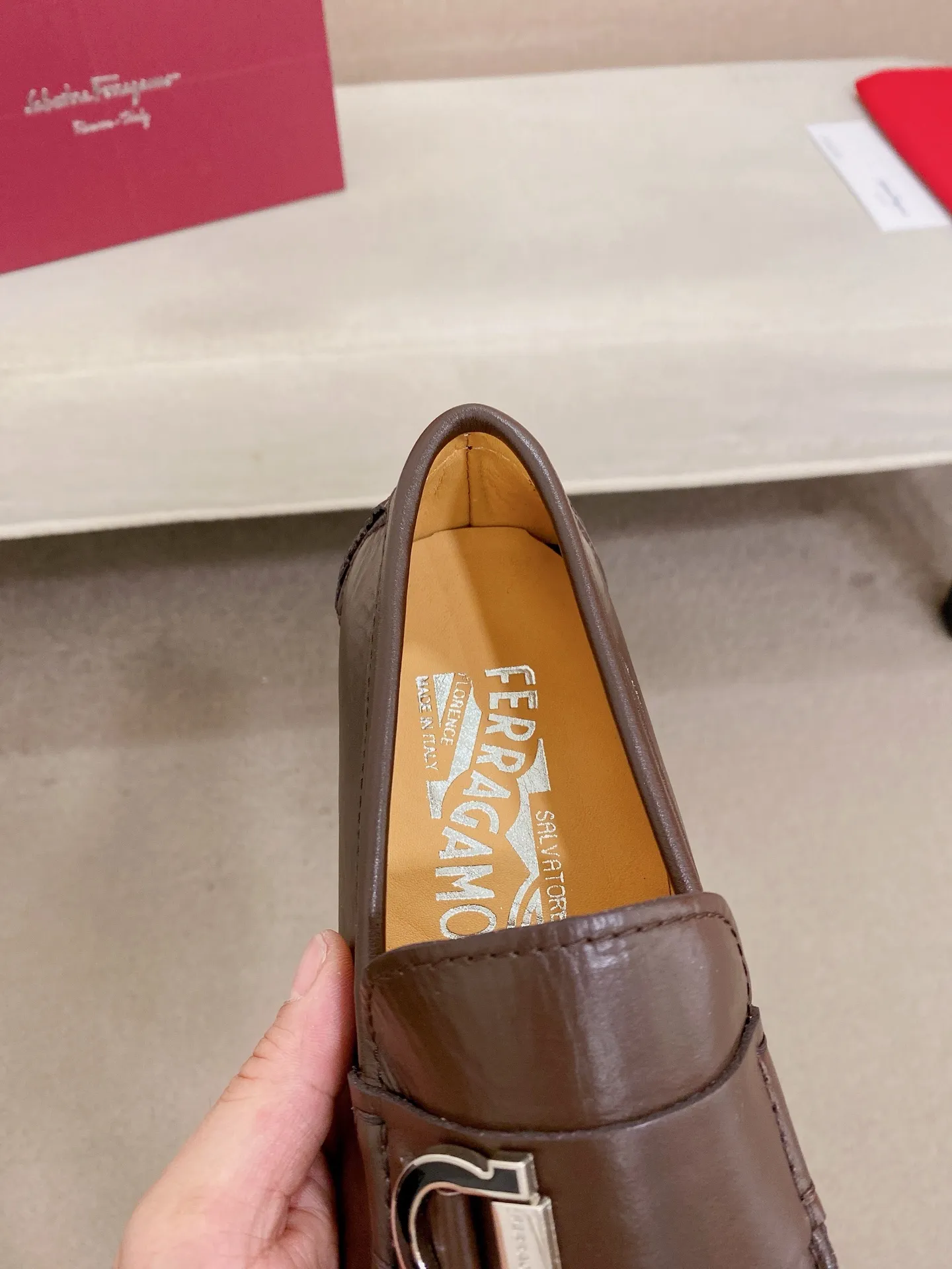 Men's shoes💰: 540💰High-end quality! Ferragamo🆕🆕Exclusive hot-selling products in stock🔥🔥New products on the shelves, high-quality Ferragamo men's pea shoes, high-end casual driving shoes, with complete packaging! 💪 💪 Material: imported first-layer pebbled cowhide 🐂 + imported high-quality water-dyed cowhide lining + wear-resistant outsole 👍🏻👍🏻 Features: high-end and comfortable, purely handmade 🚀 🚀 Create the perfect shoe that suits you best 🔥 🔥 Size: (38-44) 45 standard size can be customized!